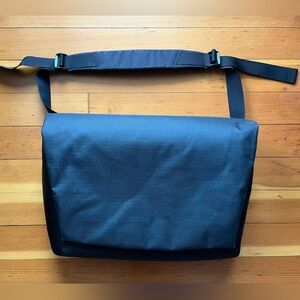 Arc’teryx Fyx 13 Messenger Bag in Black